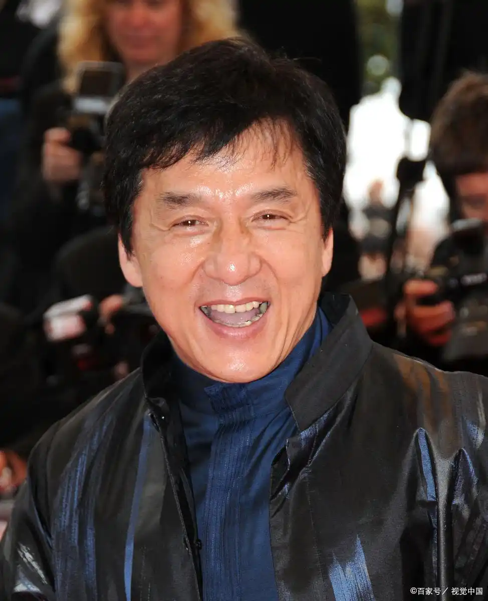 从打星到导演：成龙的转型之路_成龙成功之路_成龙成名之路